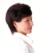 髪を立上げながら後ろへ流してデキる女風に